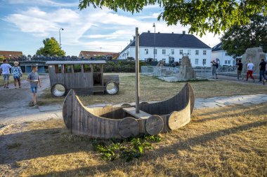Sunny Halk Parkı Sahnesinde Tahta Oyun Yapıları, Kristiansand, Norveç, 15 Temmuz 2018