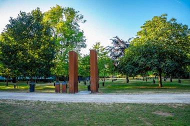 Doğa, Aalborg, Danimarka, 16 Temmuz 2018 'de Çevrelenmiş Huzurlu Kildeparken Müzik Parkına Modern Sanat Kurulumu