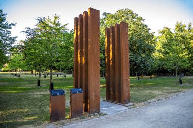 Yazın, Aalborg, Danimarka 'da 16 Temmuz 2018' de Müzik Parkı 'nda Bilgi Veren Rustik Demir Heykel