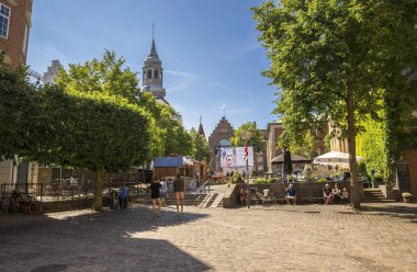 Büyüleyici Avrupa Şehir Meydanı Ağaçlar ve Mimari Simgeleri Budolfi Kilisesi, Aalborg, Danimarka, 15 Temmuz 2018