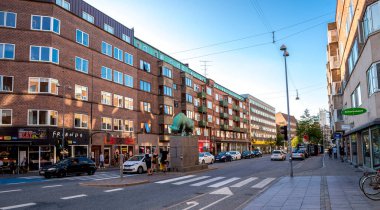 Kentsel Sokak Sahnesi Binaları, Boğa Heykeli ve Yayaların Trafiği, Aalborg, Danimarka, 16 Temmuz 2018