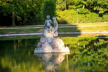 Kildeparken Park Havuzu 'nun Ortasındaki İki Çocuk Heykeli Laval Keşif ve Doğa Güzelliği Yansıtıyor, Aalborg, Danimarka, 16 Temmuz 2018