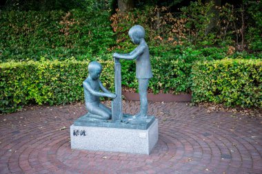 LEGO İnşaatı Yapılırken İşbirliği Yapan Açık hava Çocuk Heykeli Lüksemburg, Danimarka, Billund, 18 Temmuz 2018