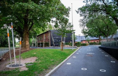 Çağdaş Ekipmanlarla çevrili Oyun Alanı Ağaçlar ve Bir Yol, Billund, Danimarka, 18 Temmuz 2018