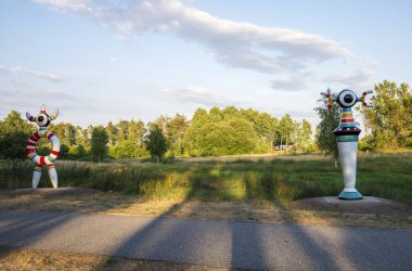 Serene Park 'ta Ağaçlar ve Bulutlar, Billund, Danimarka, 18 Temmuz 2018' de Renkli Soyut Heykeller