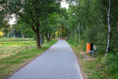 Yeşil Heykel Parkı 'ndan geçen Yeşil Yol Benç ve Çevresindeki Doğa, Billund, Danimarka, 18 Temmuz 2018