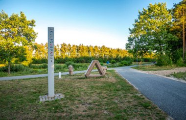 Modern Sanat Kurulumları ve Yeşil Peyzaj Ayarlarıyla Heykel Parkı, Billund, Danimarka, 19 Temmuz 2018