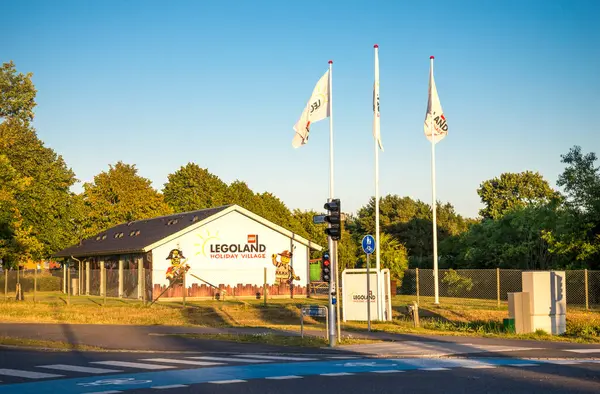 Legoland Tatil Köyü 'ne giriş görüntüsü Bayraklar ve Çevre Yeşilliği, Billund, Danimarka, 19 Temmuz 2018