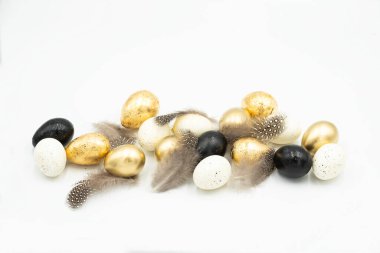 Paskalya altın ve siyah yumurtalar, tüy.