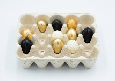 Kağıt tepside yumurtalar