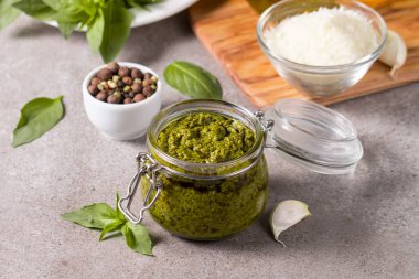 Kavanozda fesleğen sosu. Yemek, peynir, parmesan, sarımsak, zeytinyağı.. 