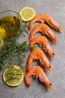 Taş zeminde karides. Biberiye ve limonlu ızgara karides.. 