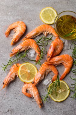 Taş zeminde karides. Biberiye ve limonlu ızgara karides.. 