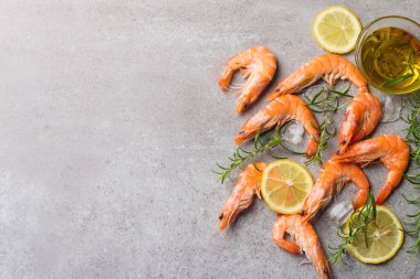 Taş zeminde karides. Biberiye ve limonlu ızgara karides.. 