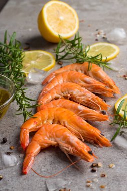 Taş zeminde karides. Biberiye ve limonlu ızgara karides.. 