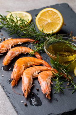 Taş zeminde karides. Biberiye ve limonlu ızgara karides.. 