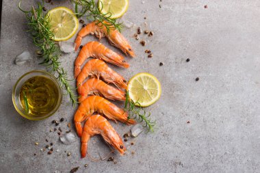 Taş zeminde karides. Biberiye ve limonlu ızgara karides.. 