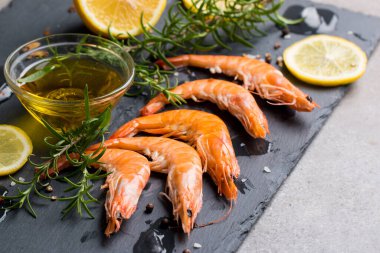 Taş zeminde karides. Biberiye ve limonlu ızgara karides.. 