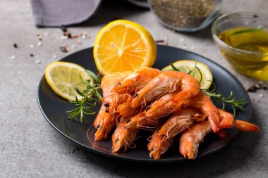 Taş zeminde karides. Biberiye ve limonlu ızgara karides.. 