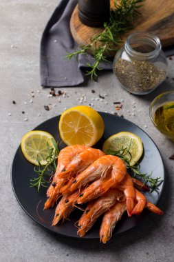 Taş zeminde karides. Biberiye ve limonlu ızgara karides.. 