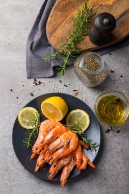 Taş zeminde karides. Biberiye ve limonlu ızgara karides.. 