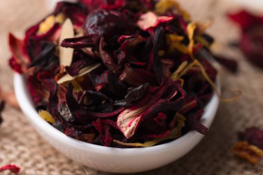 Kuru kırmızı çiçek meyvesi ve yapraklı bitki çayı. 