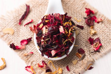 Kuru kırmızı çiçek meyvesi ve yapraklı bitki çayı. 