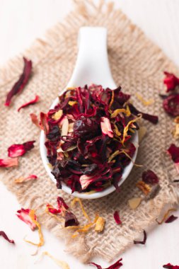 Kuru kırmızı çiçek meyvesi ve yapraklı bitki çayı. 