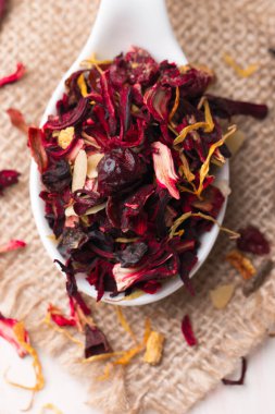 Kuru kırmızı çiçek meyvesi ve yapraklı bitki çayı. 