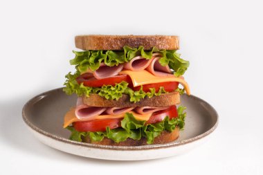 Jambonlu sandviç, peynirli, domatesli ve marullu.. 