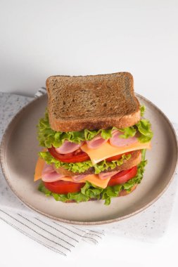Jambonlu sandviç, peynirli, domatesli ve marullu.. 