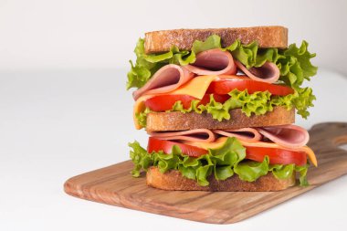 Jambonlu sandviç, peynirli, domatesli ve marullu.. 