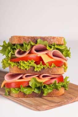 Jambonlu sandviç, peynirli, domatesli ve marullu.. 