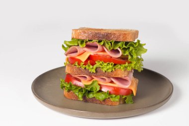 Jambonlu sandviç, peynirli, domatesli ve marullu.. 