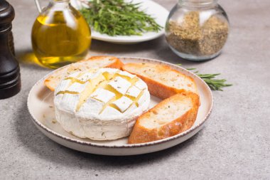 Fırınlanmış peynirli krema. Kızarmış peynir, tost ve biberiye.. 