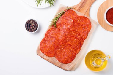 Chorizo sosis ve salam, ince kesim. Baharatlı, biberiyeli ve zeytinli İspanyol salamı. Baharatlı yemek. Antipasto ve aperatif et. 