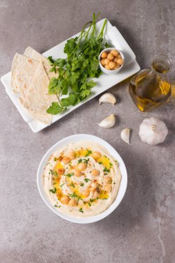 Bir tabakta nohut, füme kırmızı biber, zeytinyağı ve... 