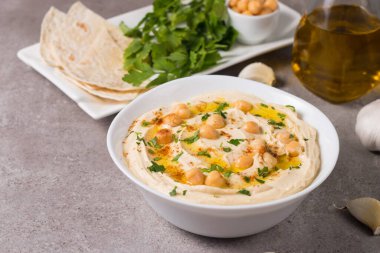 Bir tabakta nohut, füme kırmızı biber, zeytinyağı ve... 