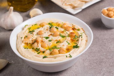 Bir tabakta nohut, füme kırmızı biber, zeytinyağı ve... 