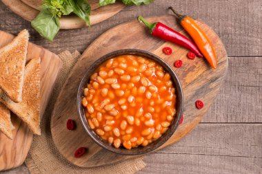 Ahşap masa arkasında acılı fasulye. Böbrek fasulyesi ve sebze Meksika yemeği.. 