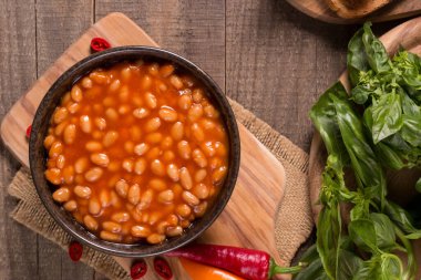 Ahşap masa arkasında acılı fasulye. Böbrek fasulyesi ve sebze Meksika yemeği.. 