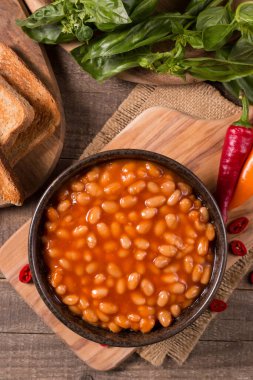 Ahşap masa arkasında acılı fasulye. Böbrek fasulyesi ve sebze Meksika yemeği.. 