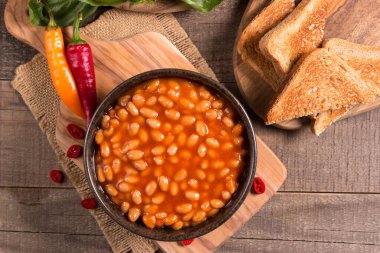 Ahşap masa arkasında acılı fasulye. Böbrek fasulyesi ve sebze Meksika yemeği.. 