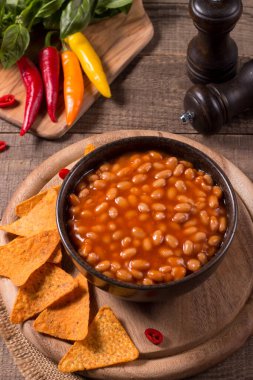 Ahşap masa arkasında acılı fasulye. Böbrek fasulyesi ve sebze Meksika yemeği.. 