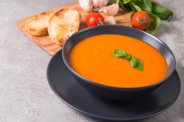 Fesleğenli domates çorbası. Sağlıklı, vejetaryen ve diyet öğle ve akşam yemeği konsepti. Gazpacho.. 