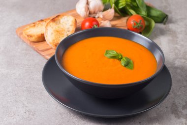 Fesleğenli domates çorbası. Sağlıklı, vejetaryen ve diyet öğle ve akşam yemeği konsepti. Gazpacho.. 