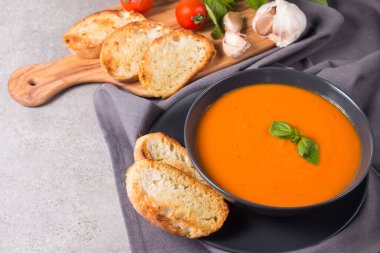 Fesleğenli domates çorbası. Sağlıklı, vejetaryen ve diyet öğle ve akşam yemeği konsepti. Gazpacho.. 