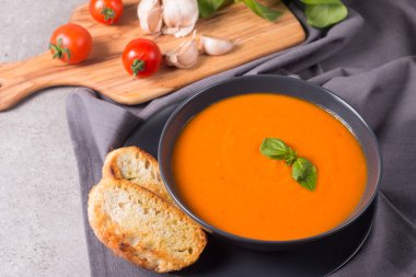 Fesleğenli domates çorbası. Sağlıklı, vejetaryen ve diyet öğle ve akşam yemeği konsepti. Gazpacho.. 