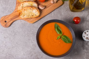 Fesleğenli domates çorbası. Sağlıklı, vejetaryen ve diyet öğle ve akşam yemeği konsepti. Gazpacho.. 