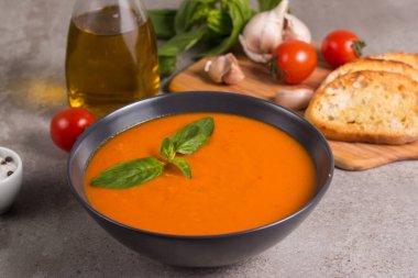 Fesleğenli domates çorbası. Sağlıklı, vejetaryen ve diyet öğle ve akşam yemeği konsepti. Gazpacho.. 